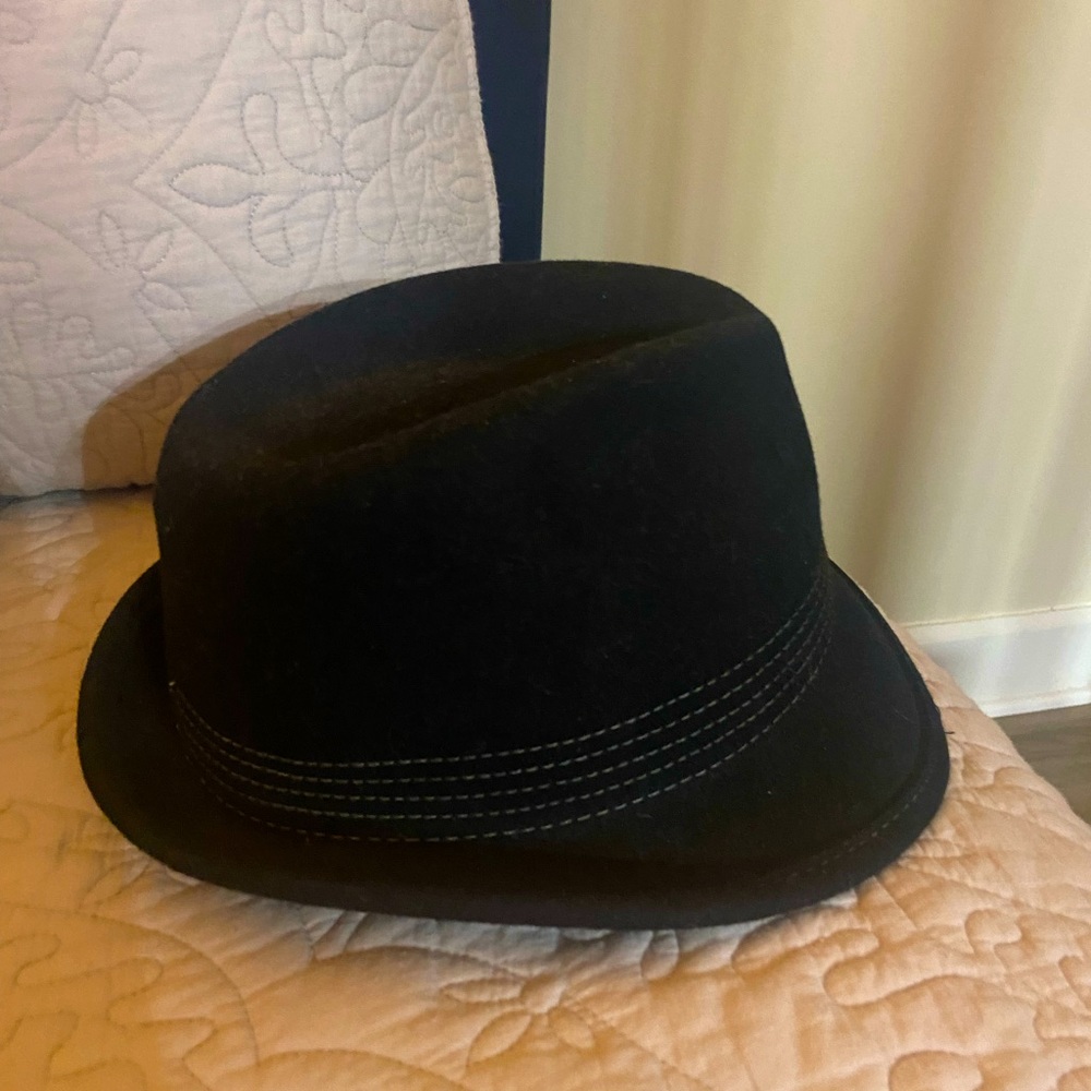 Men’s black fedora